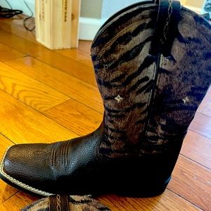 Never worn Ariat boots marketed to boys, in perfect condition